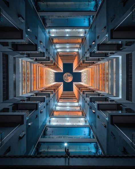 Even the man on the moon would be content with this symmetry : oddlysatisfying Symmetry Photography, Satisfying Photos, Man On The Moon, Jolie Photo, Aesthetic Photography, Architecture Photography, Looking Up, Photo Art, Improve Yourself