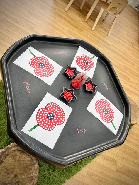 Snow White Eyfs Activities, Rememberance Tuff Tray Ideas, Remembrance Day Tuff Tray Ideas, Remembrance Tuff Tray Ideas, Eyfs Remembrance Day, Rememberance Day Activities Eyfs, Remembrance Eyfs Activities, Poppy Eyfs Activities, Eyfs Poppy Activities