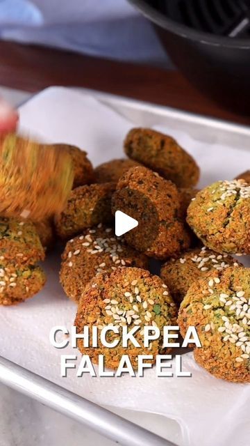 Chickpea Falafel, Chickpea Recipes Easy, Falafel Recipe Easy, Arabic Dishes, Dried Chickpeas, Chickpea Patties, Falafel Recipe, Lebanese Food, Egyptian Food