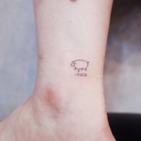 tatuaje de oveja Small Sheep Tattoo, Tattoo Sheep, Lamb Tattoo, Sheep Tattoo, Biblical Tattoos, Small Tats, Fire Tattoo, Sister Tattoos, Beauty Hacks Video