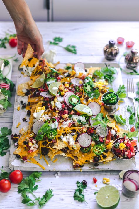 I'M BACK! With my first post living on Canadian soil: Fully Loaded Black Bean Nachos. Given it's the last long weekend of the summer, these nachos are the perfect recipe to share amongst friends and family.  Whether you're attending a bbq or spending it by the water, these fully loaded nachos are a delicious way to say, "sayonara summer!" Fancy Nachos, Gourmet Nachos, Vegan Fridge, Gluten Free Nachos, Nachos Vegan, Black Bean Nachos, Nacho Recipes, Vegan Shredded Cheese, Bean Nachos