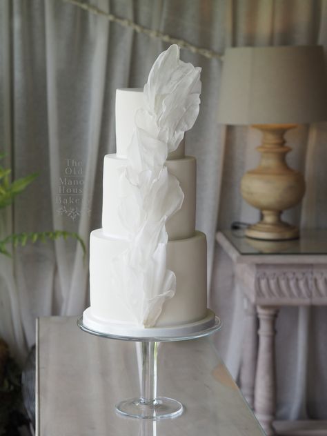 Beautiful, elegant white wedding cake, minimalistic chic with wafer paper sails Textured Wedding Cakes, Wedding Cake Options, Small Wedding Cakes, Dream Wedding Cake, Modern Cakes, Luxury Wedding Cake, Wedding Cake Recipe, Tiered Cake, White Wedding Cakes