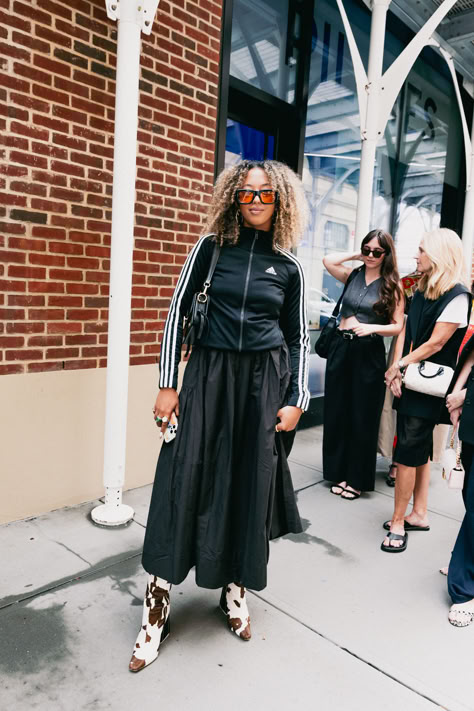 New York Fashion Week Spring Summer 2025, Street Style at the Tibi Show, Fall Fashion Autumn Outfit Essentials, Sporty Chic Outfits, Dress Over Jeans, Healing Journaling, Outfit Essentials, New York Street Style, Back To School Fits, Random Outfits, Cold Outfits