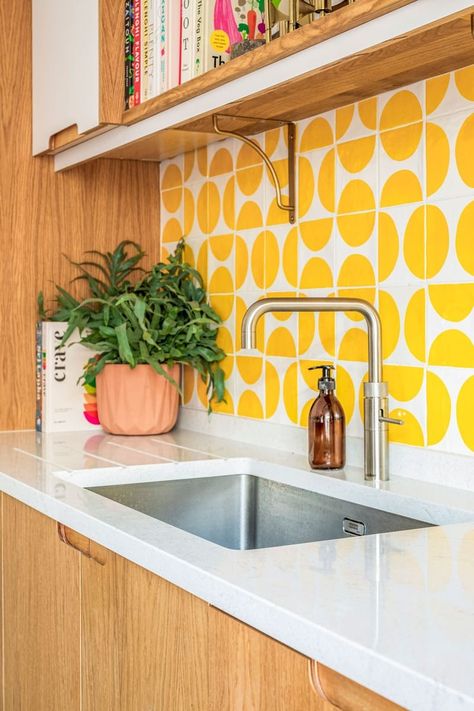 Retro Kitchen Tiles Backsplash, 70s Kitchen Backsplash, White Contemporary Kitchen, 70s Kitchen, Flat Panel Doors, 70s House, Interior Elements, Shed Home, Mediterranean Kitchen