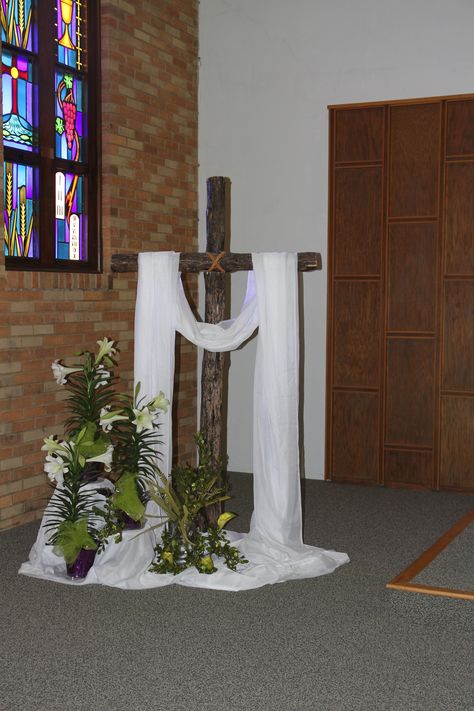 Old Rugged Cross in the Sanctuary at Easter Catholic Church Easter Decorations, Flores Do Altar, Easter Altar Decorations, Easter Church Flowers, Lent Decorations For Church, Palm Sunday Decorations, Church Christmas Decorations, Church Altar Decorations, Easter Floral Arrangement