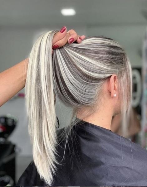 Hairstyles Pigtails, Fesyen Rambut, Dark Roots Blonde Hair, Vlasové Trendy, Balayage Blonde, Blending Gray Hair, Gray Hair Highlights, Hacks Clothes, Blonde Hair Shades