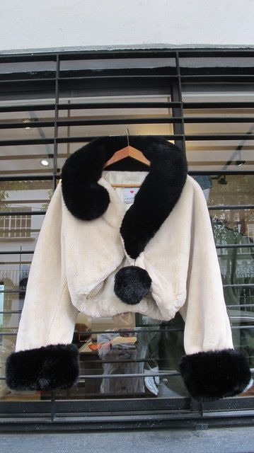 Vintage Moschino, Pretty Style, Question Mark, Fur Fashion, Preppy Outfits, Fashion Labels, Design Inspo, Winter Scarf, Moschino