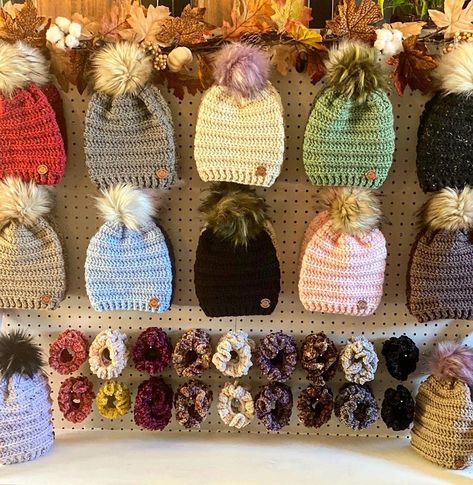 How To Display Crochet Items, Crochet Market Booth Display, Market Setup Show Booth, Crochet Vendor Display Ideas, Fall Market Ideas, Crochet Craft Show Display, Crochet Craft Fair Ideas Booth Displays, Crochet Booth Display Ideas, Crochet Market Display