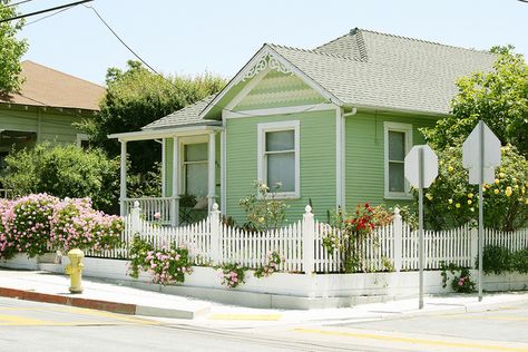 White Cottage Exterior, Warna Cat Eksterior, Casa Garage, Little Cottages, Cottage Exterior, White Picket Fence, Casa Vintage, Dream Cottage, Casa Exterior