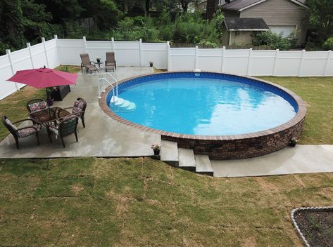 alberca circular Decks Ideas, Small Inground Pool, Inground Pool Landscaping, Semi Inground Pools, Swimming Pool Decks, Pools Backyard Inground, Sloped Backyard, Diy Swimming Pool, Pool Landscape Design