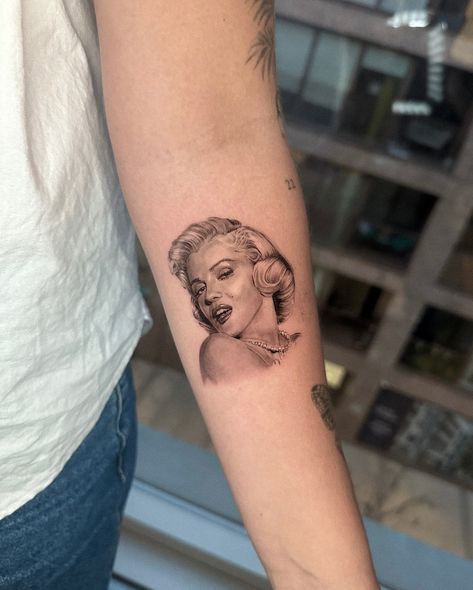 Micro Marilyn Monroe portrait ✨ My books are open, DM me your ideas! #marilynmonroe #microrealism #microportrait #uktattoo #londontattoo Monroe Tattoo, Marilyn Monroe Tattoo, Marilyn Monroe Portrait, London Tattoo, My Books, Car Personalization, Marilyn Monroe, Dm Me, Tattoos