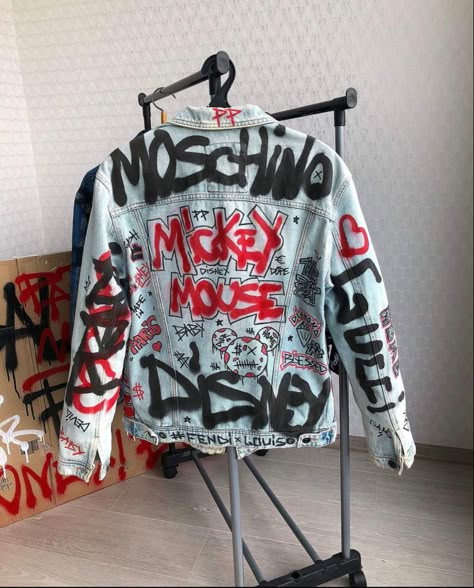 Jaket Jeans Custom, Jaket Denim Custom, Denim Jacket Diy Paint, Customised Denim Jacket, Diy Denim Jacket, Painted Clothes Diy, Marvel Clothes, Creative Clothes, Painted Jacket