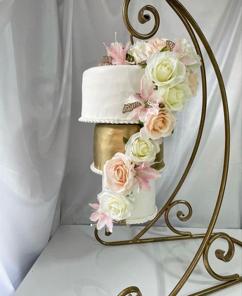 White gold and flowers for your special day💝 Unique and elegant wedding cake trend 2023 Unique Wedding Cake, Trend 2023, Engagement Cakes, Cake Trends, Unique Wedding Cakes, Elegant Wedding Cakes, Your Special, Unique Wedding, Unique Weddings