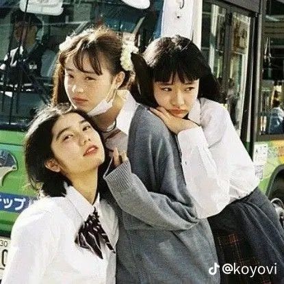 Taken from user Koyovi on TikTok Japan Student Aesthetic, Japan Film Aesthetic, 2 Friends Pose Reference, Cute Gifs, 일본 패션, Group Poses, People Poses, Japan Aesthetic, Human Poses Reference