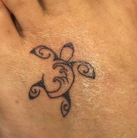 Turtle Maori Tattoo, Small Simple Beach Tattoos, Spiral Turtle Tattoo, Aruba Inspired Tattoos, Cute First Tattoo Ideas Meaningful, Maui Tattoo Women, Seychelles Tattoo, Two Turtle Tattoo, Small Beachy Tattoos For Women