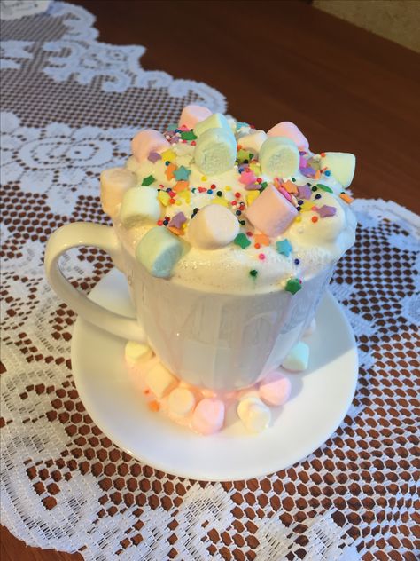 Unicorn hot chocolate Hot Chocolate With Sprinkles, Unicorn Hot Chocolate, Colorful Desserts, Food Receipt, Yummy Comfort Food, Healthy Sweets Recipes, Rainbow Sprinkles, Fake Food, Slushies