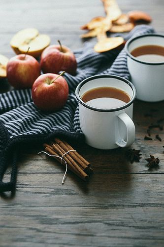 spiced apple cider Cider Aesthetic, Maple Bourbon, Spiced Apple Cider, Pause Café, Chocolate Caliente, Fall Drinks, Autumn Cozy, Apple Recipes, Apple Cider