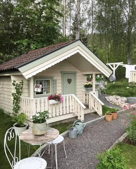 Hygge Home Decor, Shed Tiny Home, Tiny House Village, Tiny House Exterior, She Shed Ideas, Small Cottage Homes, Hobby House, Farm Lifestyle, Backyard Sheds