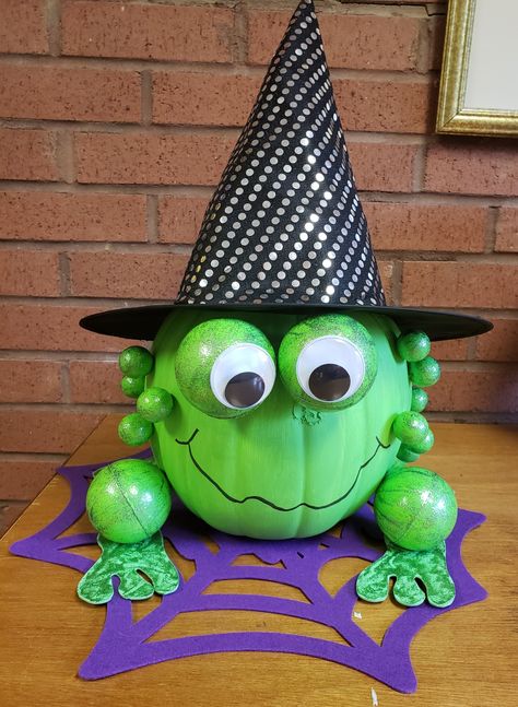 Frog Witch Halloween decorated pumpkin Literary Pumpkins Ideas, Frog Pumpkin Painting, Frog Pumpkin Carving, Non Carved Decorated Pumpkins, Decorated Pumpkins Without Carving, Decorated Pumpkin Ideas, Animal Pumpkins, Literary Pumpkins, Pumpkins Faces