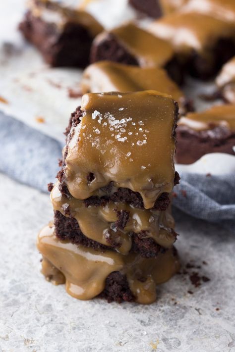 Paleo Vegan Salted Caramel Brownies - Diary of an ExSloth Vegan Salted Caramel, Allergy Friendly Desserts, Dark Chocolate Brownies, Salted Caramel Brownies, Caramel Brownies, No Bake Brownies, Caramel Recipes, Paleo Vegan, Ice Cream Toppings