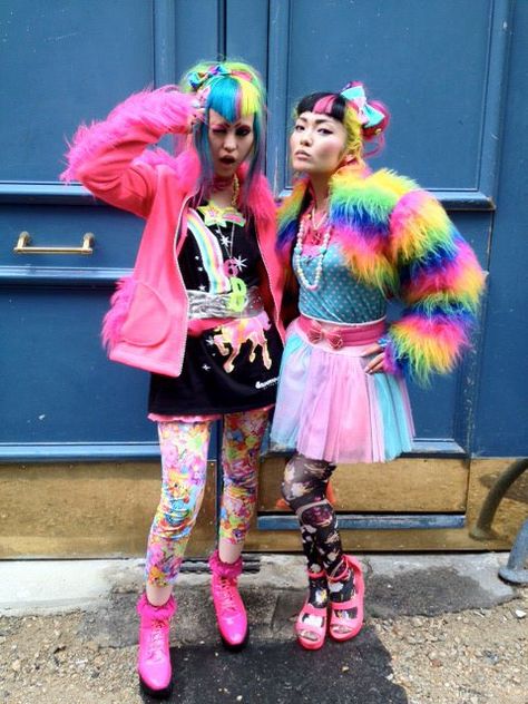 rainbowy 2 Kawaii Street Fashion, Decora Fashion, Harajuku Decora, Bring Me Back, Aesthetic Street, Edm Outfits, Harajuku Fashion Street, Harajuku Girls, Harajuku Outfits