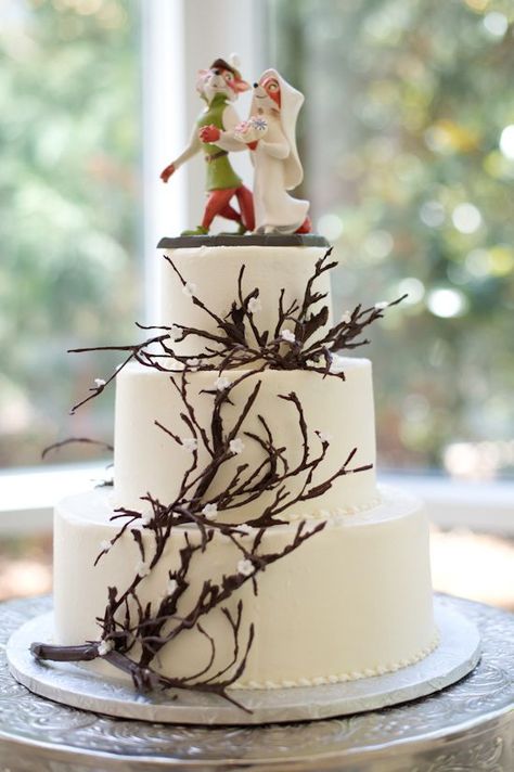 These Disney Inspired Wedding Cakes Are Jaw-Dropping Disney Robin Hood Wedding, Fox Wedding Cake Topper, Retro Wedding Cake Topper, Robin Hood Wedding, Hood Couple, Hood Cartoon, Disney Wedding Cake Toppers, Hood Wedding, Wedding Couple Cartoon