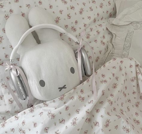 Stuffed Animal, Headphones, Teddy Bear, Pillows, Bed, White