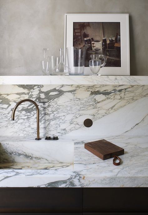 marble integrated sink and backsplash in kitchen Minimalist Dekor, Joseph Dirand, Neutral Kitchen, Decor Ikea, Marble Sinks, Marble Counter, Home Luxury, Amber Interiors, Kitchen Marble