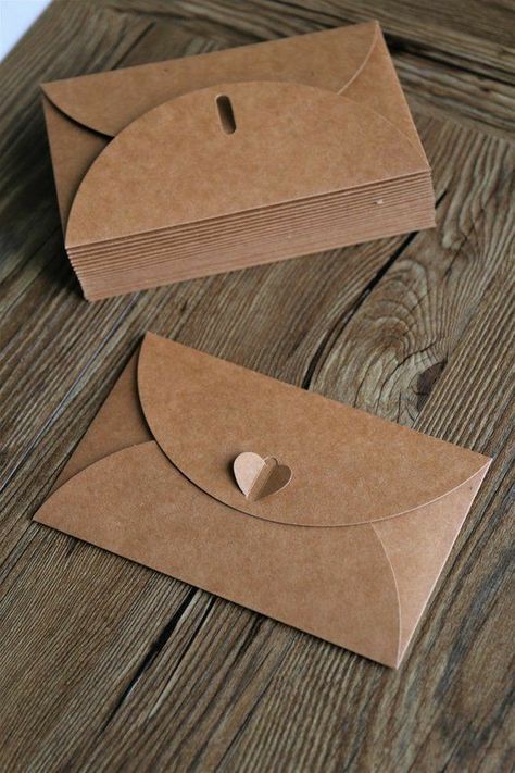 Rakel Sablon, Kraft Paper Wedding, Fancy Envelopes, Origami Envelope, Packaging Diy, How To Make An Envelope, Astuces Diy, Diy Envelope, Mini Envelopes