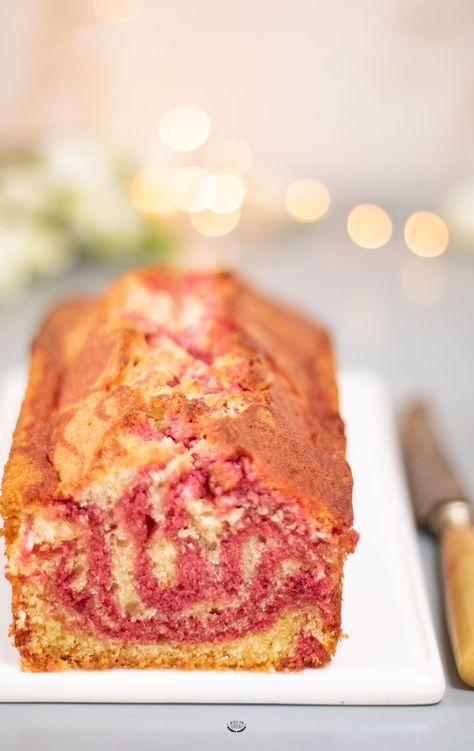 Parce que gâteau marbré ne rime pas forcément avec chocolat, voici ma recette de cake marbré à la vanille et à la framboise. Dessert Aux Fruits, Cake Factory, Loaf Bread, Fruit Desserts, Cupcake Cookies, Chocolate Desserts, Flan, Easy Recipes, Buzzfeed