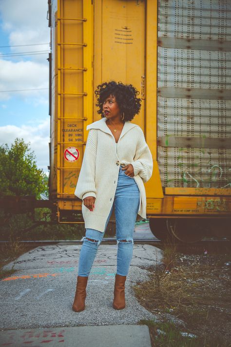 Outfit Ideas Cardigans, Distressed Denim Outfit, Outfit Idea Winter, Natural Hair Fall, Sweenee Style, Style Natural Hair, Running Errands Outfit, Sassy Chic, Errands Outfit