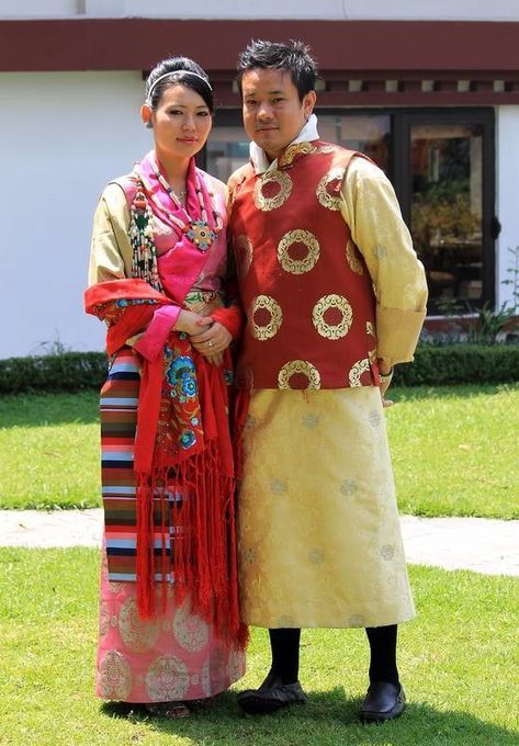 Culture of Sikkim | Custom, Tradition and Lifestyle | Jugaadin News Sikkim Clothes, Sikkim Traditional Dress, Sikkim Culture Art, Culture Of Sikkim Drawing, Sikkim Outfit, Sikkim Nature, Indie Outfits Men, Biodata Format, Chess Books