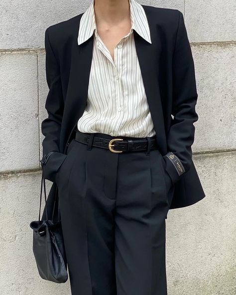 Suit with a side of femme Fancy Suits For Women Fashion, Suit Women Aesthetic, Classic Suit For Women, Vivienne Kensington, Women In Suits Aesthetic, Graduation Suits For Women, Formal Suits For Women, Court Outfit, Fancy Office