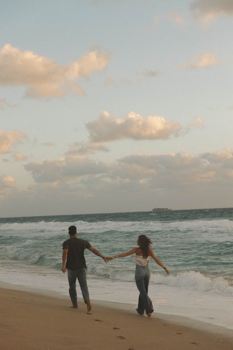 Couple In Ocean Aesthetic, Vacation Pics With Boyfriend, Aesthetic Romantic Couple, Poses Reference Photo, Couple Vacation Pictures, Couple Beach Poses, Pre Wedding Praia, Engagement Photo Shoot Beach, Gift Basket Ideas For Boyfriend