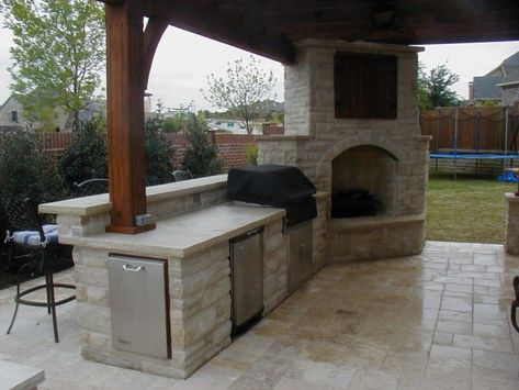 Custom Fire Pits & Outdoor Fireplaces | Beautiful Backyard Living Rustic Outdoor Fireplaces, Kitchen With Fireplace, Design Camino, Design Per Patio, Covered Outdoor Kitchens, Outside Fireplace, Outdoor Fireplace Designs, Outdoor Fireplace Patio, Outdoor Kitchen Appliances