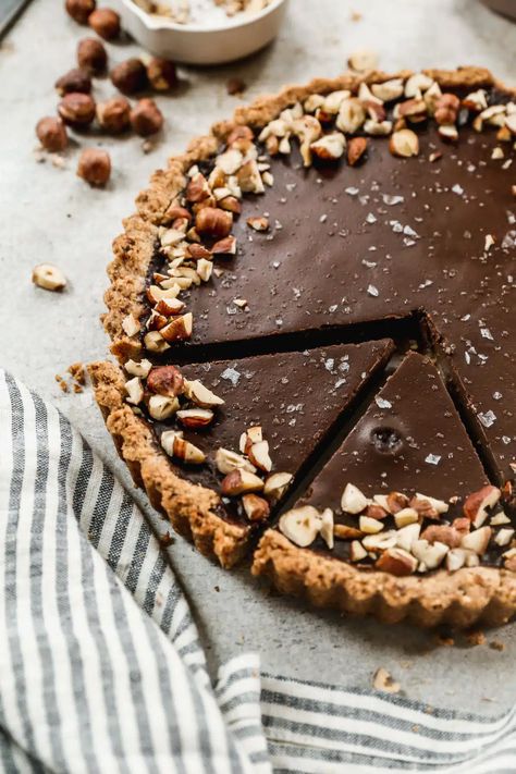 Hazelnut Chocolate Tart, Hazelnut Tart Recipe, Chocolate Tart Decoration, Hazelnut Recipes Desserts, Hazelnut Desserts, Hazelnut Pie, Hazelnut Crust, Hazelnut Dessert, Hazelnut Tart