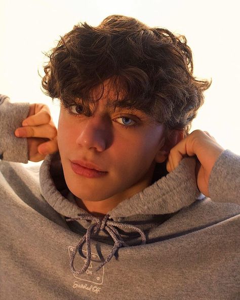 aesthetic boys (@boyaesth) • Instagram photos and videos Medium Curly, Summer Haircuts, Medium Curly Hair Styles, Boys With Curly Hair, Aesthetic Boys, Fluffy Hair, Curly Hair Men, Boys Haircuts, Boy Hairstyles