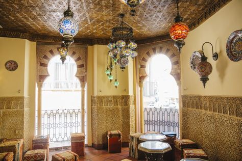 Restaurantes con estilo árabe: cocina marroquí, libanesa, egipcia, tunecina,… y un ambiente único. Mobiliario fantástico para montar un restaurante árabe Arab Restaurant, Why Pray, Pillars Of Islam, About Islam, Granada Spain, Staying Organized, Smart Tv, Valance Curtains, Framed Bathroom Mirror