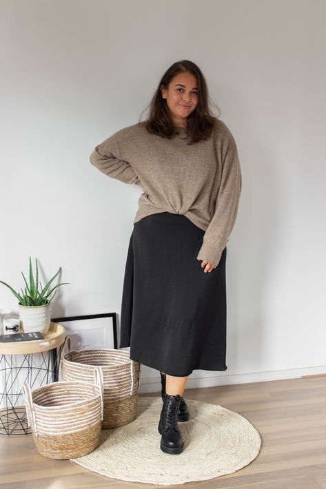 Medium Size Girls Outfits Aesthetic, Medium Size Girls Outfits, Plus Size Western Wear, Sweater Over Dress, Transitional Outfits, Capsule Wardrobe Women, Plus Size Looks, Look Plus Size, Plus Size Cocktail Dresses