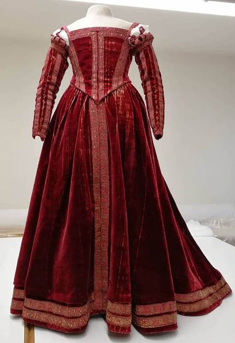 Another of Europe’s oldest surviving dresses: The Florentine gown, ca. 1550-60. Pisa: Museo di Palazzo Reale. Source: Pinterest. This red velvet dress Is one of two surviving dresses from Florence during the period 1540-1580. The other is Eleonora of Toledo’s burial dress. This dress was once believed to have also been worn by Eleanor. Now it’s thought more likely to have belonged to someone at her court, possibly a lady in waiting. #fashionhistory #renaissance #reddress #16thcentury Patron Costume, 1700s Fashion, 1500s Fashion, 16th Century Clothing, Fashion History Timeline, 16th Century Fashion, Tudor Dress, Historical Clothes, Medieval Clothes