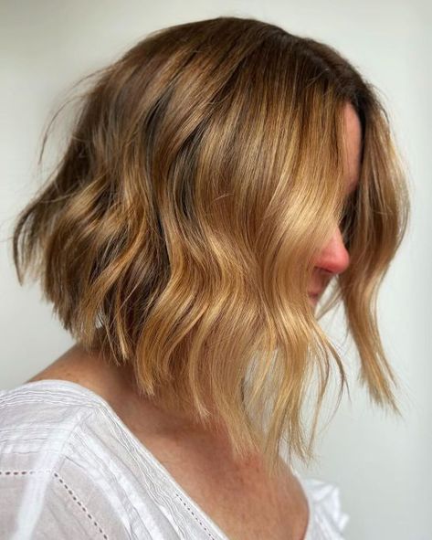 Warm Brown Bob with Blonde Front Blonde Bob Brown Eyes, Honey Brown Bob, Golden Blonde Bob, Honey Blonde Bob, Blonde Brown Eyes, Short Brunette Hair, Balayage Ideas, Brown Bob, Honey Hair Color