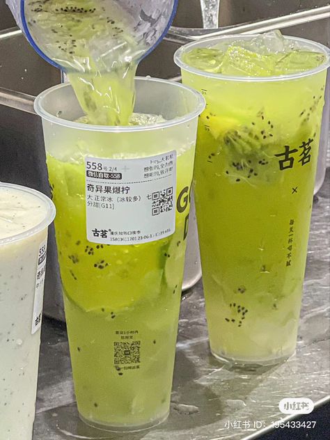 xiaohongshu kiwi fruit lime tea bubble popping boba tapioca ball pearl iced drink Mojito Strawberry, Boba Recipe, Cafe Drinks, Popping Boba, Bubble Popping, Lime Tea, Food Deserts, Sleepy Bear, Boba Drink