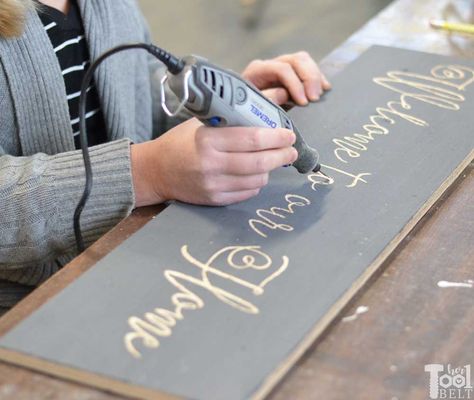 How to make an entryway welcome farmhouse sign, tutorial and printable pattern. Dremel Werkzeugprojekte, Make An Entryway, Sculpture Dremel, Dremel Tool Projects, Dremel Crafts, Dremel Carving, Dremel Projects, Dremel Wood Carving, Diy Wood Signs