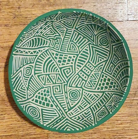 Sgraffito Plate Designs Easy, Pottery Sgraffito Patterns, Sgraffito Pottery Pattern Ideas, Sgraphito Pottery, Easy Sgraffito Designs, Scrafitto Ceramics Plates, Sgraffito Bowl Designs, Scraphito Ceramic, Sgraffito Plate Designs