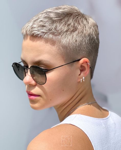 Superkurzer Pixie, Cheveux Courts Funky, Kort Pixie, Super Short Haircuts, Buzz Cut Hairstyles, Short Shaved Hairstyles, Really Short Hair, Very Short Haircuts, Short Hair Pixie Cuts