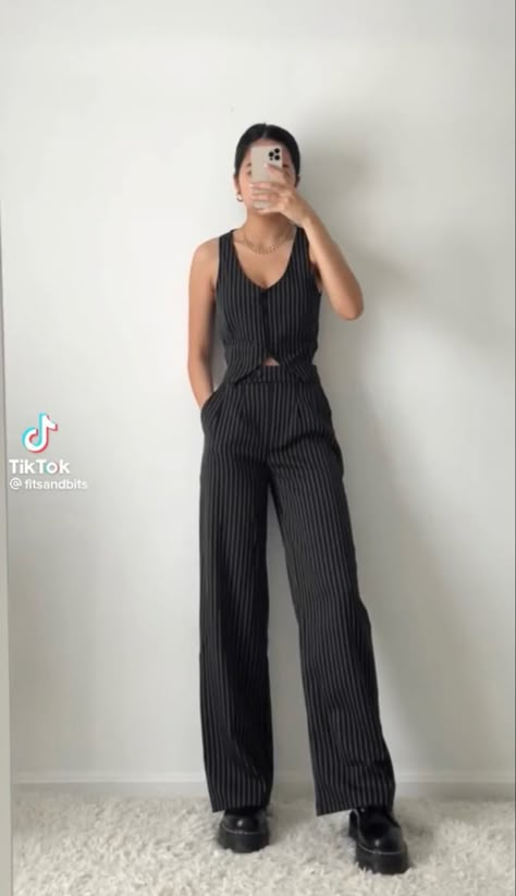 Pantsuits For Women Aesthetic, Grad Pantsuits, Edgy Graduation Outfit, Graduation Casual Outfit Ideas, College Graduation Outfit Ideas Pants, Alternative Graduation Outfit, Casual Outfits For Graduation, Uni Graduation Dress, Graduation Outfit Ideas Pants