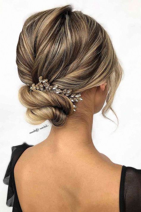 This wedding updo looks ideal for the bride-to-be. I specialize in this one for bridal imagery. Add that to your bridal board. Sophisticated Updo, Beautiful Bridal Hair, Sleek Updo, Updo Hairstyle, Elegant Updo, Boho Braids, Wedding Updo, Soft Curls, Wedding Looks