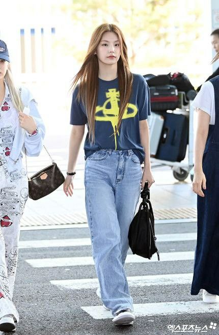 Yeji Casual Outfit, Yeji Outfit, Itzy Airport, Korean Airport, Korean Airport Fashion, Korean Outfits Kpop, Dark Academia Style, Airport Outfits, Academia Style