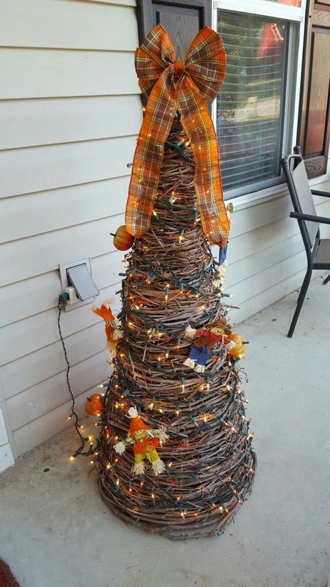 Grapevine Tree Ideas, Grapevine Tree Decorating Ideas, Grape Vine Tree, Grape Vine Decor, Thanksgiving Dec, Tomato Cage Crafts, Vine Tree, Vine Decor, Grapevine Tree