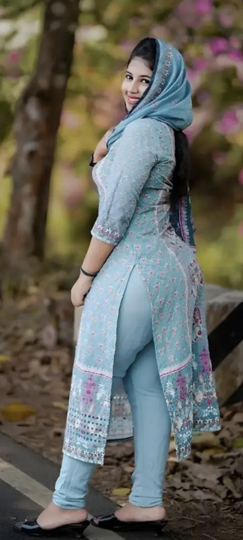 Pakistani Women Dresses, Conjoined Twins, Hot Dresses Tight, Iranian Women Fashion, Stylish Short Dresses, Arabian Beauty Women, Hot Women Dress, Dresses Tight, Curvy Women Jeans